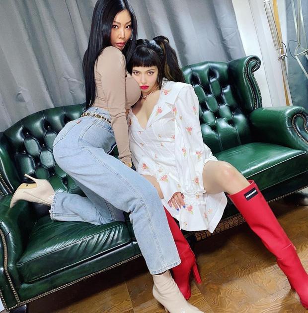 Hyuna vùi mặt vào ngực của Jessi là hình ảnh nhận nhiều gạch đá nhất Kbiz hôm nay vì phản cảm-3