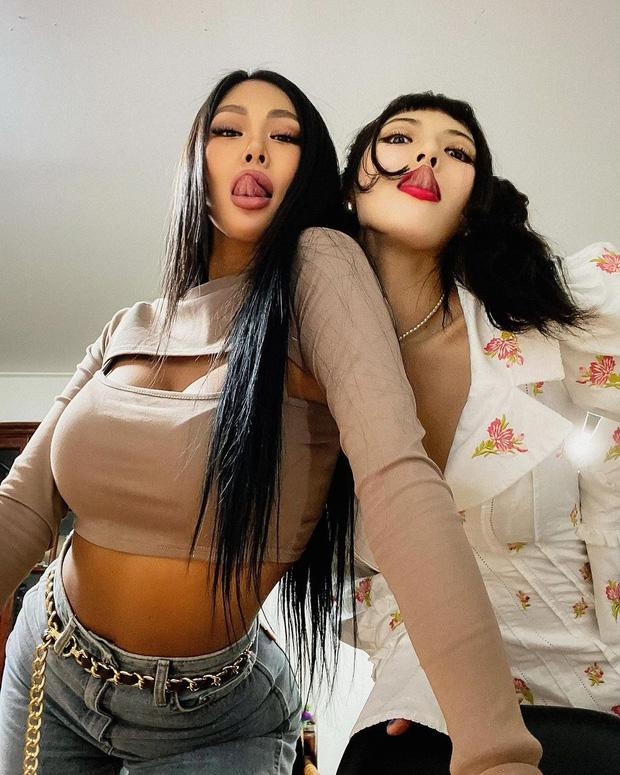 Hyuna vùi mặt vào ngực của Jessi là hình ảnh nhận nhiều gạch đá nhất Kbiz hôm nay vì phản cảm-4