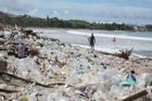 Hàng tấn rác thải nhựa tràn ngập bãi biển Bali