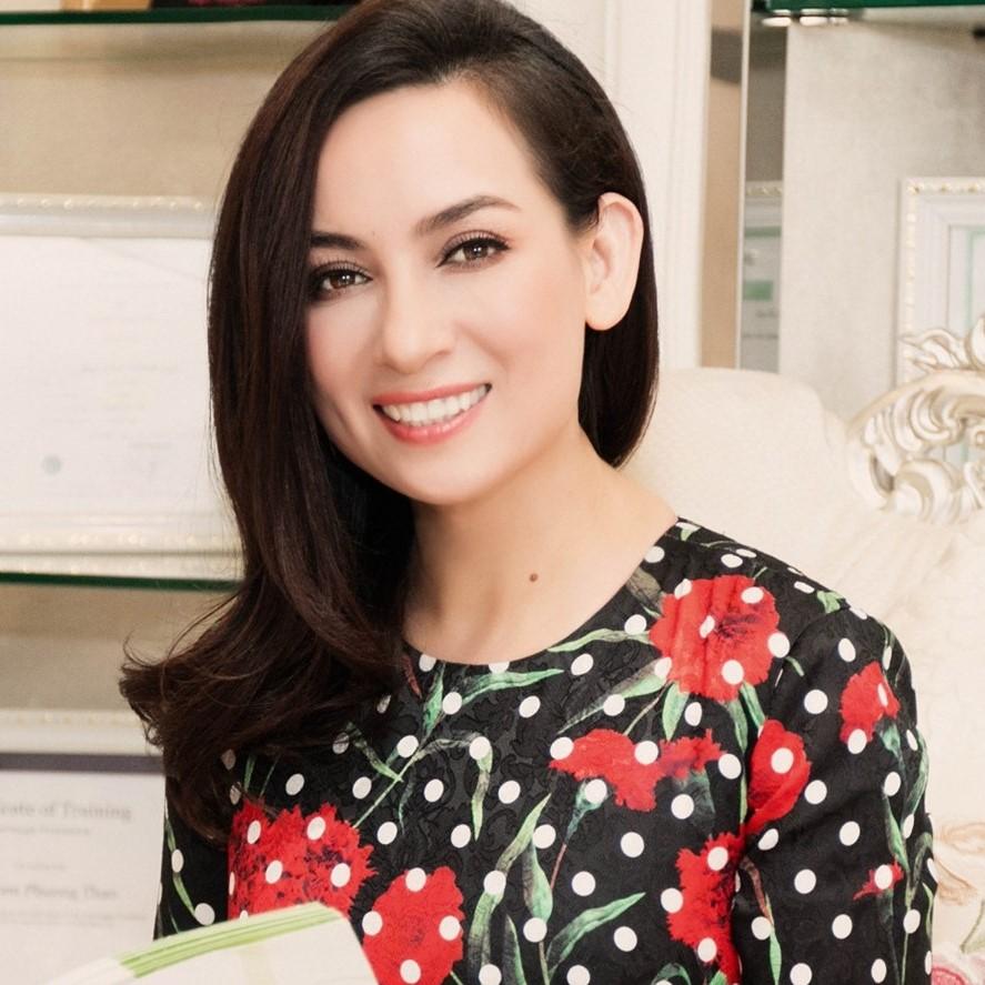 Một pha xử lý đi vào lòng người của Phi Nhung: Vừa hát vừa nằm ra sàn sân khấu chụp ảnh cùng fan-1