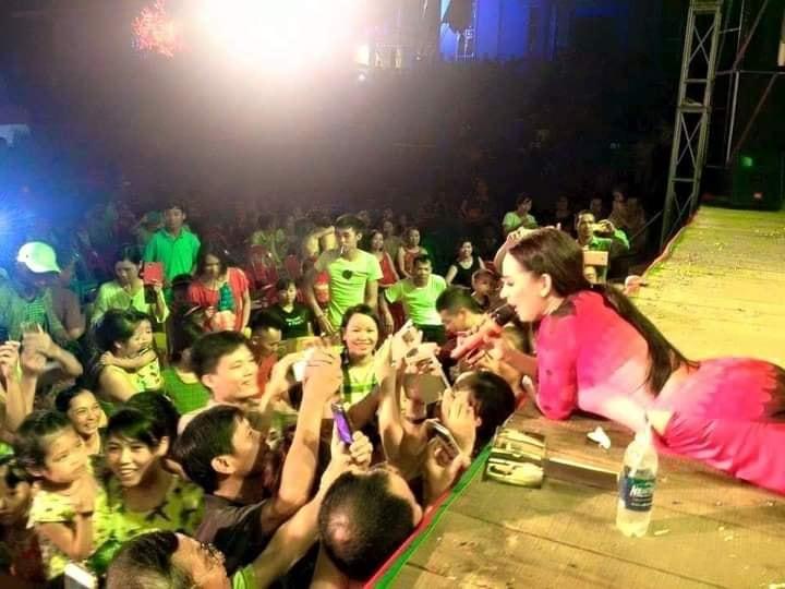 Một pha xử lý đi vào lòng người của Phi Nhung: Vừa hát vừa nằm ra sàn sân khấu chụp ảnh cùng fan-2