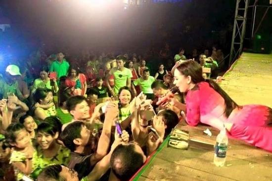 Một pha xử lý 'đi vào lòng người' của Phi Nhung: Vừa hát vừa nằm ra sàn sân khấu chụp ảnh cùng fan