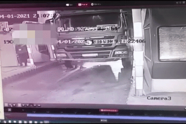 Chiếc xe không người lái trôi tự do, đoạt mạng tài xế đang kích đề dưới gầm xe