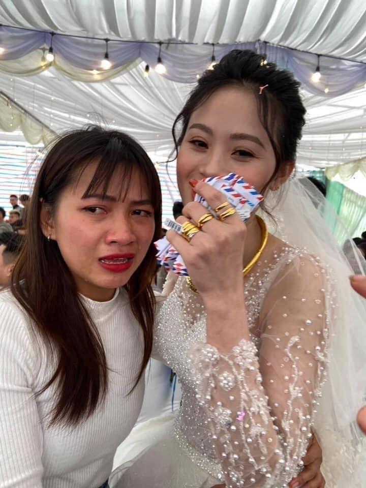 Cô gái ôm cô dâu khóc như mưa ở đám cưới, nguyên nhân phía sau mới bất ngờ-3