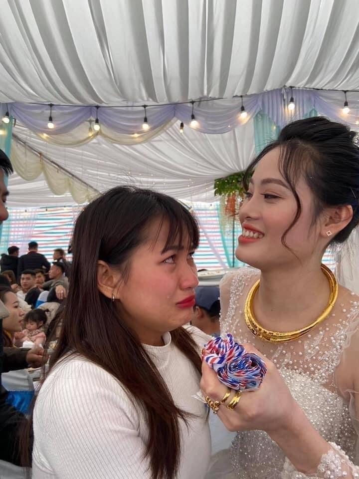 Cô gái ôm cô dâu khóc như mưa ở đám cưới, nguyên nhân phía sau mới bất ngờ-2