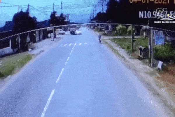 Clip: Ô tô đâm bay xe máy, húc đổ tường sau khi bị xe ben tông nát đuôi-1