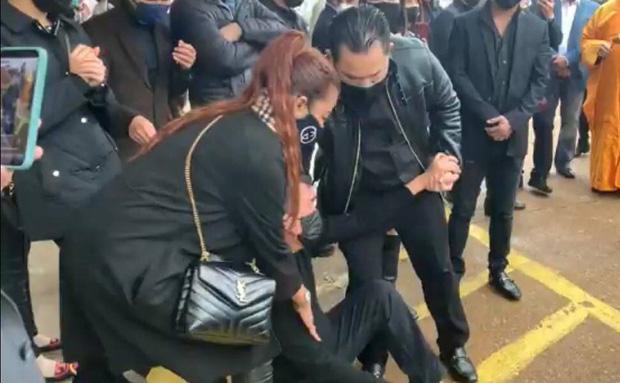 Dàn nghệ sĩ ngã quỵ tiễn đưa thi hài Vân Quang Long đi hỏa thiêu-3