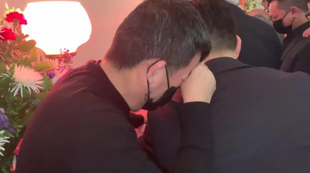 Dàn nghệ sĩ ngã quỵ tiễn đưa thi hài Vân Quang Long đi hỏa thiêu-2