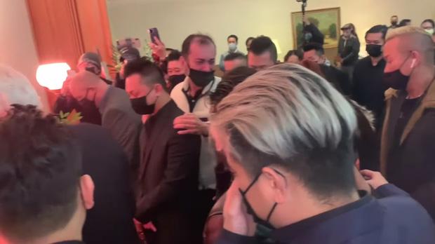 Dàn nghệ sĩ ngã quỵ tiễn đưa thi hài Vân Quang Long đi hỏa thiêu-1