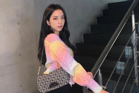 Jisoo 'sang chảnh hóa' đồ bình dân, lấn át cả Park Min Young khi 'đụng hàng'