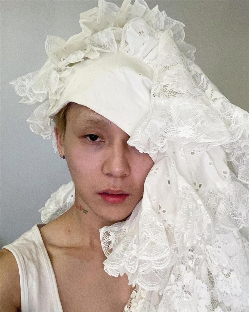 Style thời trang kì quái, ngày càng phản cảm của HyunA và bạn trai-8