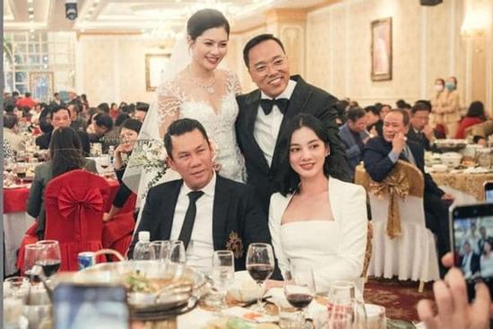 Lộ tiếp ảnh mỹ nhân 2002 tay trong tay chồng cũ Lệ Quyên