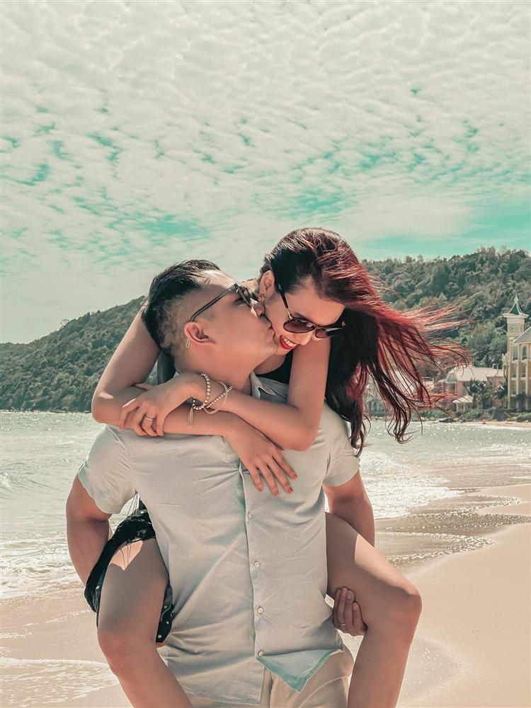Phát hờn với màn ôm hôn trên biển của Tuấn John - Lan Khuê-1