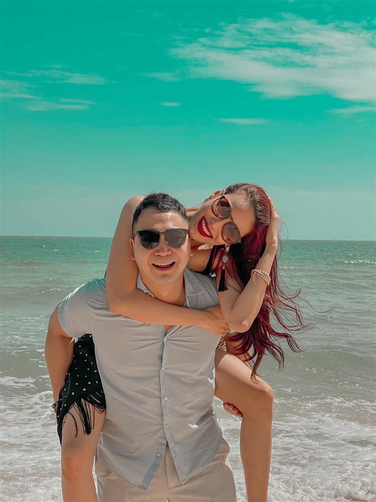 Phát hờn với màn ôm hôn trên biển của Tuấn John - Lan Khuê-2