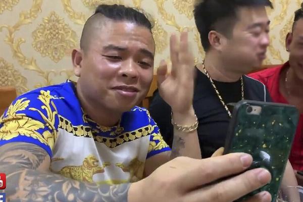 Truy tìm 2 đối tượng nổ súng vào xe ô tô của thánh chửi Dương Minh Tuyền-1