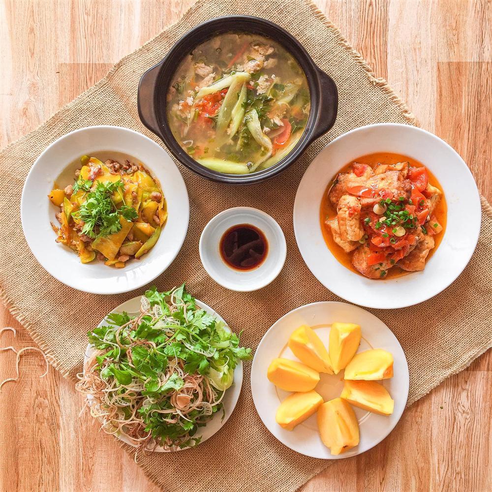 Gái đảm được khen nức nở với mâm cơm dưới 200k cho 6 người ăn-9