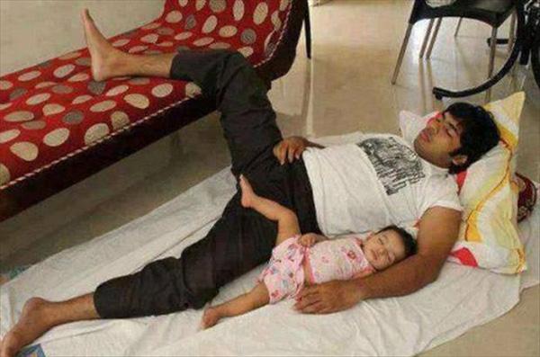 Loạt khoảnh khắc hài hước chứng minh định luật cha nào con nấy chuẩn không cần chỉnh-5