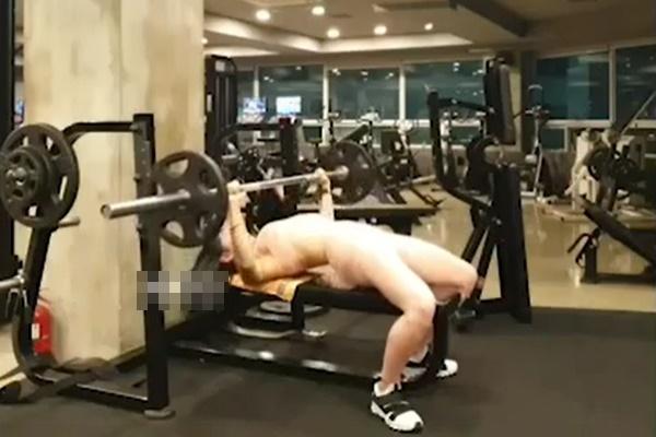 Đang ngồi chờ bay, toàn bộ hành khách hú hồn bỏ chạy khi nhìn thấy vật thể lạ-4