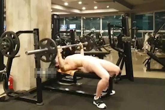 Sự thật hình ảnh cô gái không mặc gì, nâng tạ làm náo loạn phòng gym