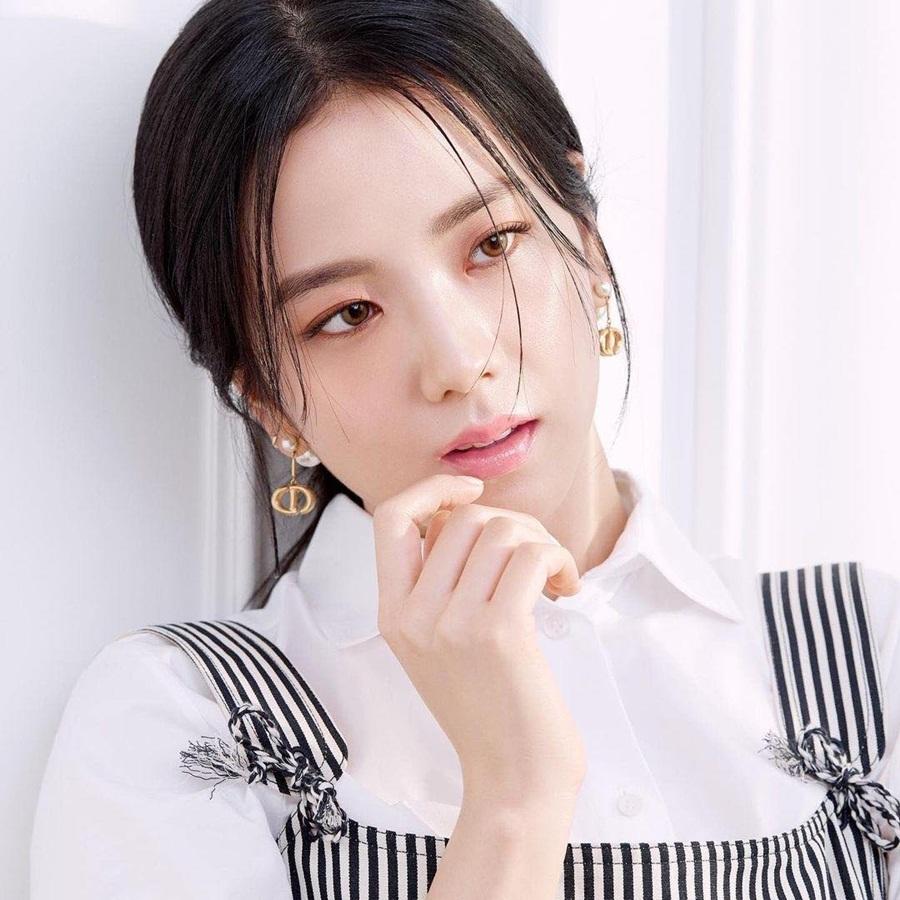 Mới đây, hình ảnh Jisoo trong một buổi quảng cáo mỹ phẩm tiếp tục trở thành tâm điểm chú ý của công chúng. Chị cả BLACKPINK khoe làn da căng mịn không tì vết cùng nhan sắc nổi bật.