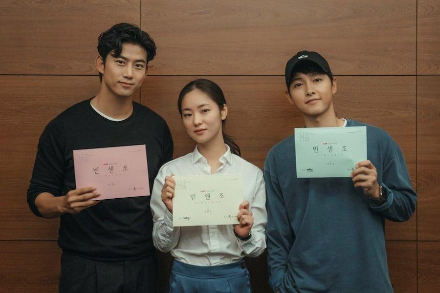 Song Joong Ki, Jeon Yeo Bin, Taecyeon trong buổi đọc kịch bản cho bộ phim truyền hình mới “Vincenzo”. Phim dự kiến lên sóng vào tháng Hai.