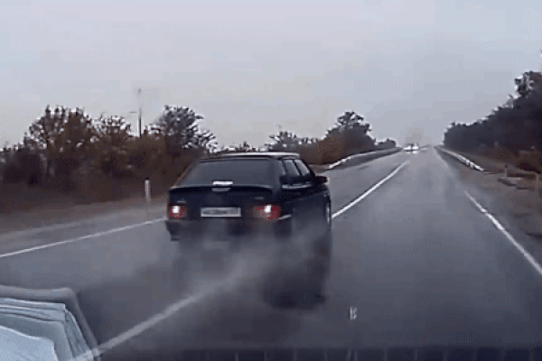 Clip: Phóng xe tốc độ 'bát hương vàng', xe con bị container đâm nát từng mảnh