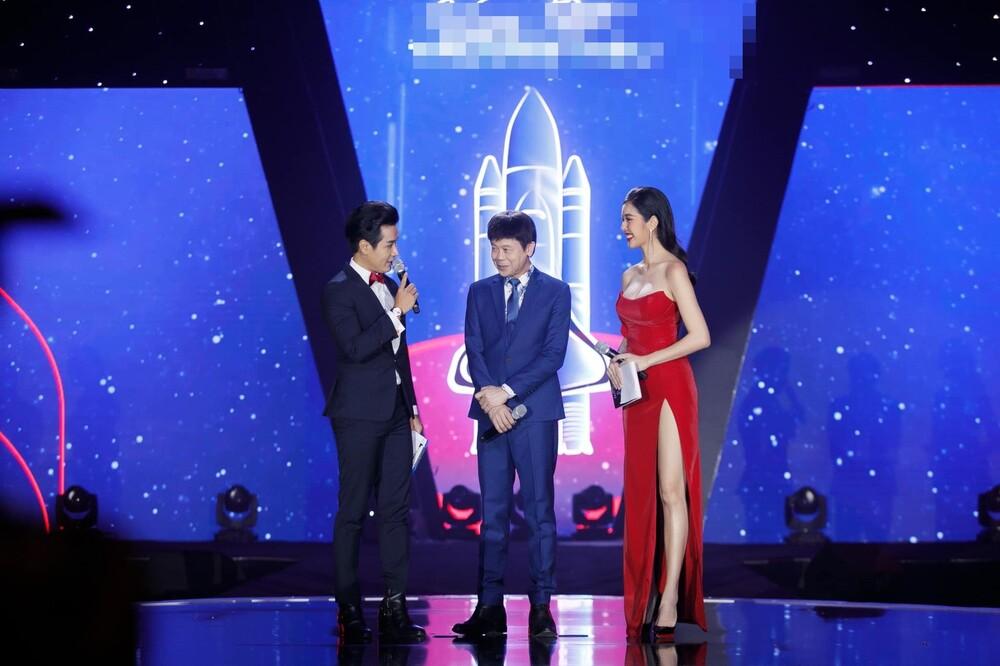 Á hậu Thúy Vân chiếm spotlight với vòng 1 ngộp thở chuẩn mẹ bỉm sữa-3