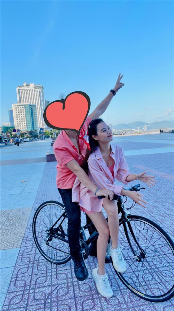 Dân mạng lùng danh tính trai đẹp lái xe hộ tống Midu đi dự sự kiện-4