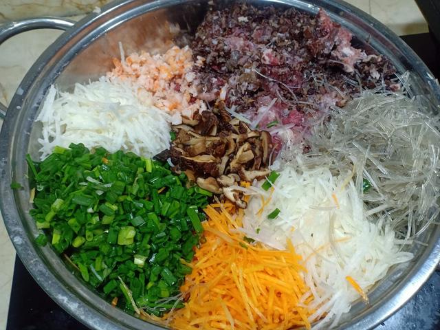 Chị gái U40 tiết lộ bí quyết gói nem chuẩn vị Hà Nội, thêm 1 thứ gia vị gây tranh cãi-2