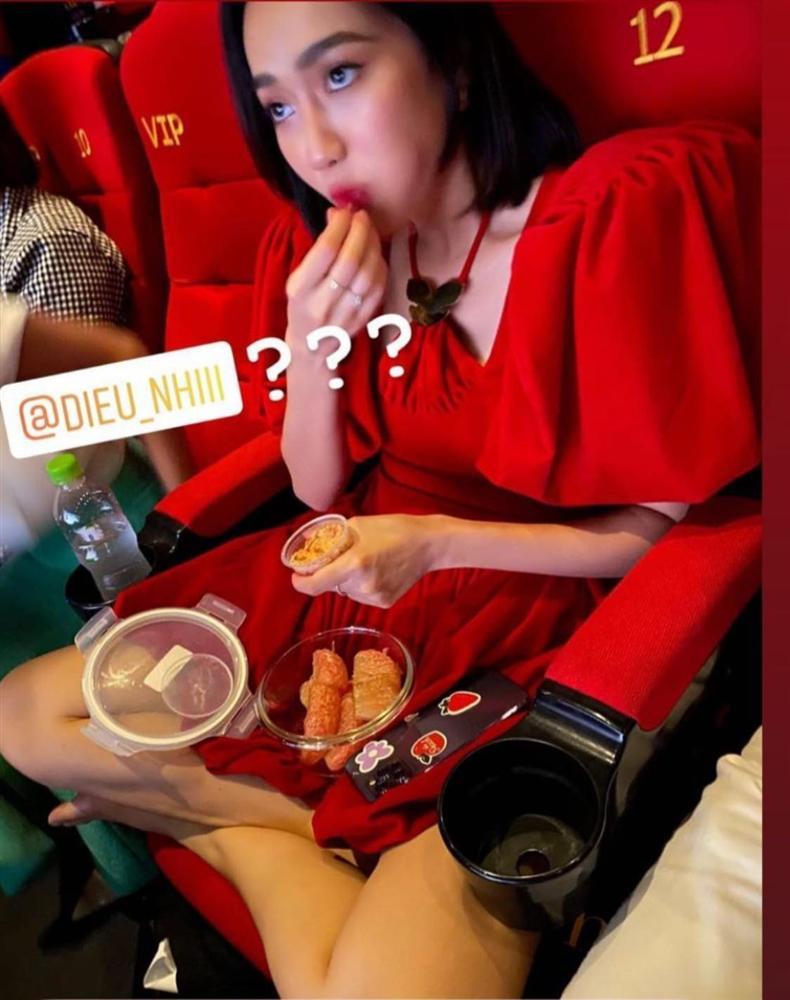 Diệu Nhi mang đồ ăn ngoài vào rạp phim, netizen rủ nhau lập group anti-2