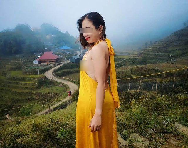Người phụ nữ mặc váy khoét lưng, lộ vòng 1 phản cảm giữa thời tiết Sa Pa buốt giá-2