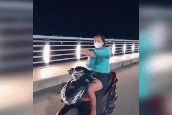Clip: Cô gái đầu trần đi xe máy thả cả 2 tay múa quạt 'made in Khá Bảnh'