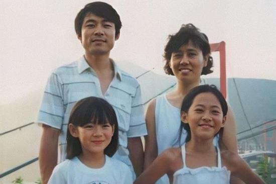 Ngoại hình gia đình Son Ye Jin: Bố ruột hao hao Hyun Bin gây bất ngờ