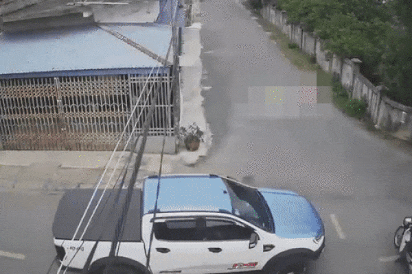 Clip: Cú đâm 'tử thần' hất văng người đàn ông như trong phim