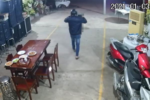 Clip: Vào đám tang ở Bình Dương trộm thùng phúng điếu cả trăm triệu-2