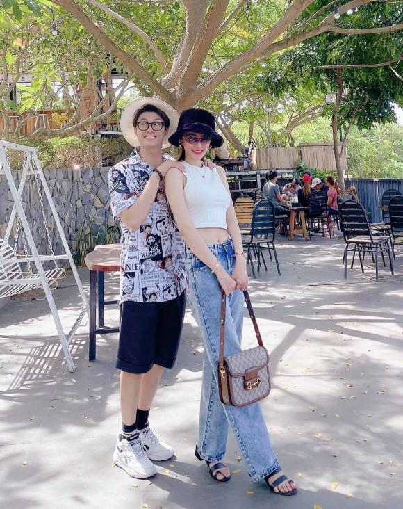 Đi du lịch cùng Lâm Vinh Hải, Linh Chi khoe dáng gợi cảm nhưng bị lộ vùng nách nhăn nheo-1