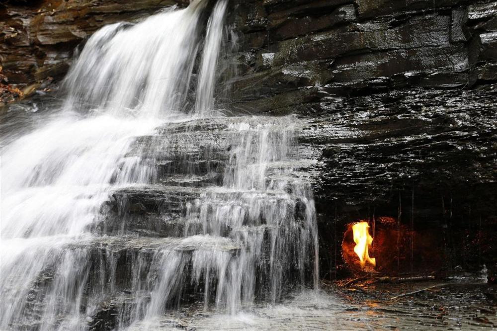 Ngọn lửa vĩnh cửu cháy trong thác nước-2