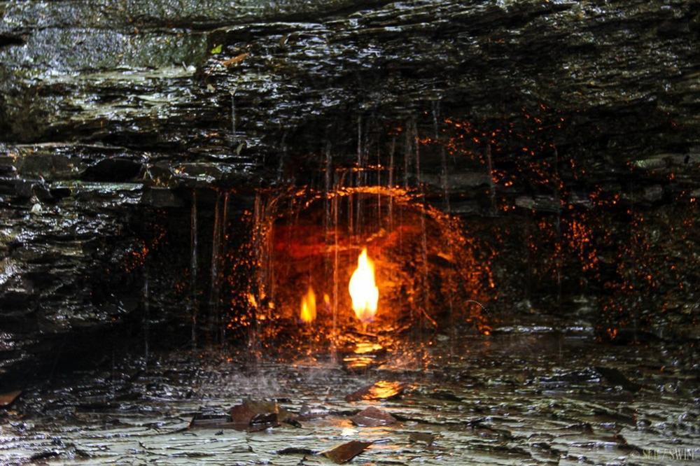 Ngọn lửa vĩnh cửu cháy trong thác nước-4