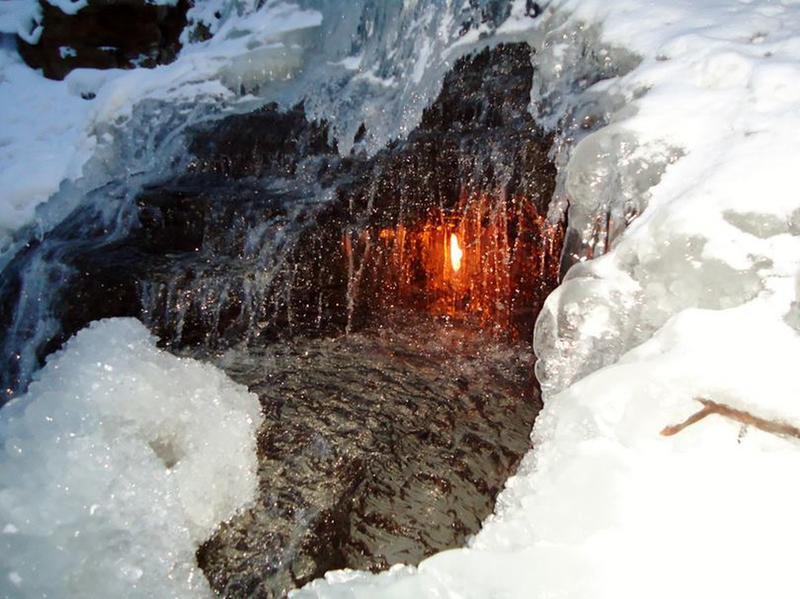 Ngọn lửa vĩnh cửu cháy trong thác nước-5