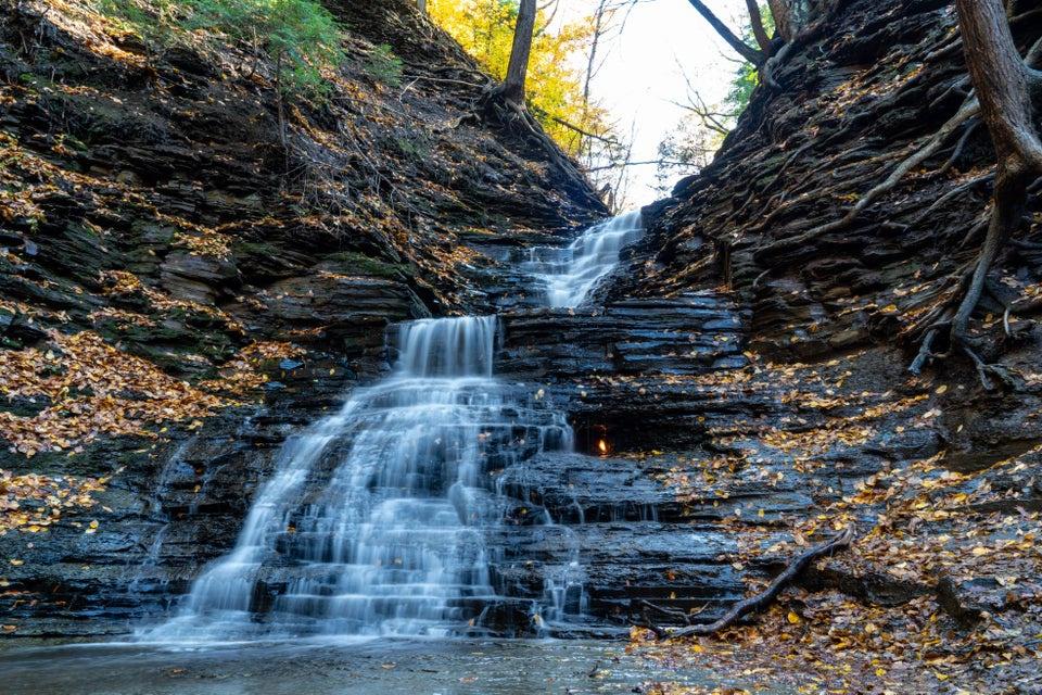 Ngọn lửa vĩnh cửu cháy trong thác nước-6