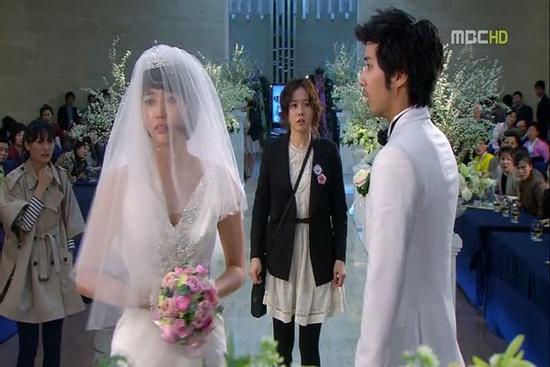 Mưu kế trắng trợn của cô bạn thân cố chen chân vào tình yêu của người khác