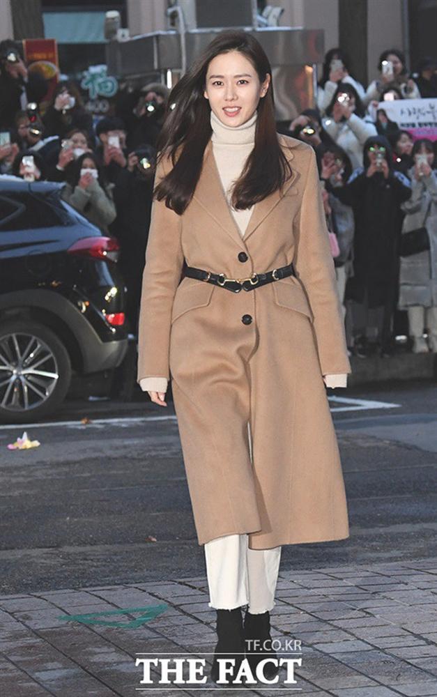 Hyun Bin nói về Son Ye Jin: Lần đầu gặp đã bị sự tinh tế của cô ấy chinh phục-17