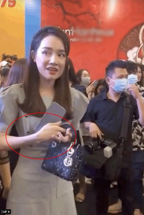 Nhã Phương liên tục lộ cánh tay gầy khẳng khiu, body mỏng dính-1