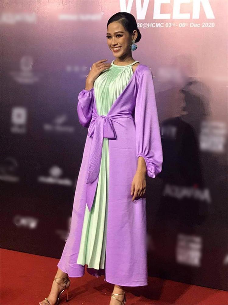 Những lần Đỗ Thị Hà lộ mặt hốc hác, thiếu sức sống hậu đăng quang-2