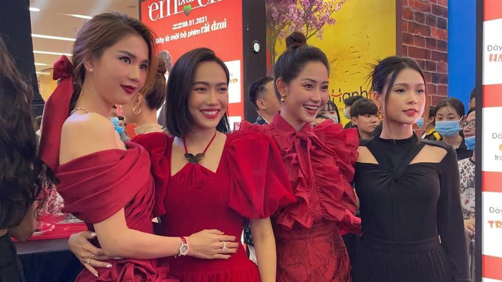 Đụng hàng outfit tuyền đen, Sam lấn át Hải Tú nhờ body 3 vòng nuột nà-4