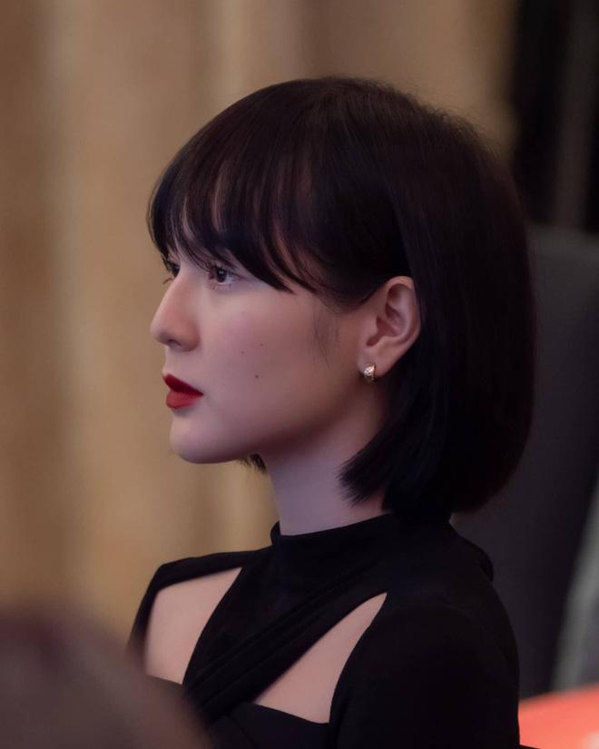 Đụng hàng outfit tuyền đen, Sam lấn át Hải Tú nhờ body 3 vòng nuột nà-6