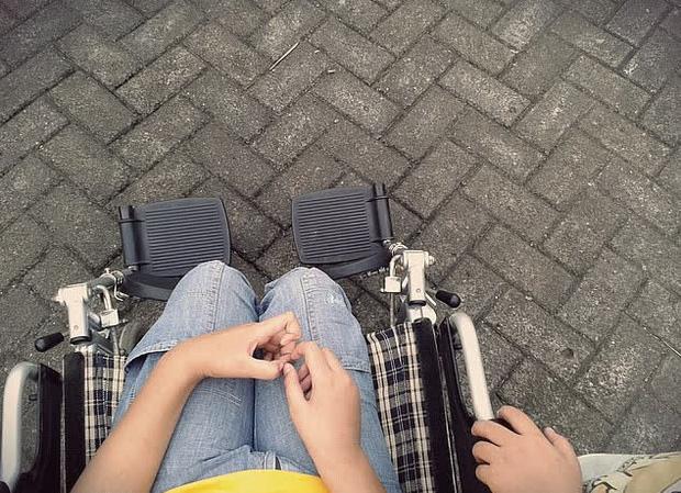 Bé gái ngồi xe lăn 8 năm như tật nguyền, sự thật phía sau gây phẫn nộ-1