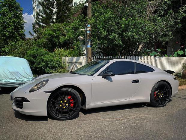 CEO Tống Đông Khuê cùng bạn gái rich kids khoe siêu xe đôi, trị giá sương sương chục tỷ-2