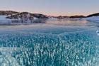 Hồ nước rộng 458 km2 đóng băng