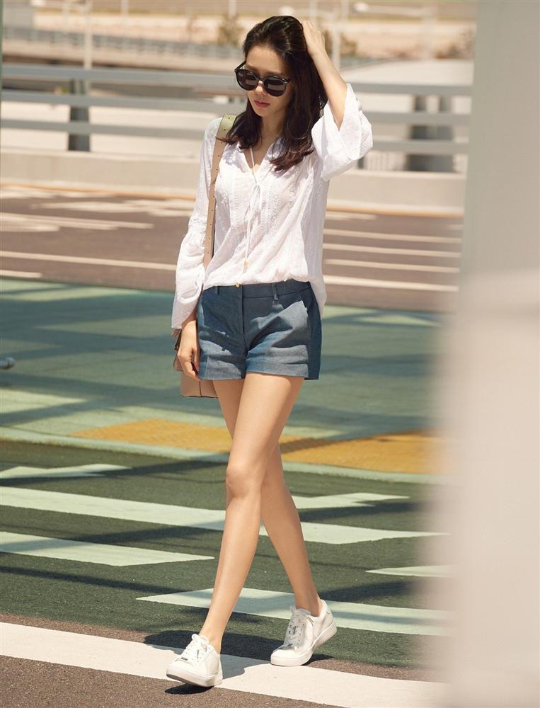 Son Ye Jin hạ đo ván Song Hye Kyo: Người biến sân bay thành sàn diễn, người ăn vận xuề xòa-4